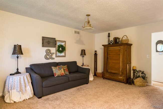 Building Photo - 115 Meadow Ln S