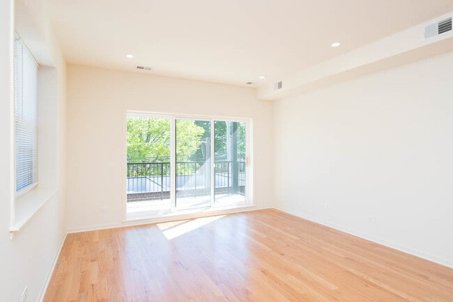 Building Photo - 3013 N Clybourn Ave