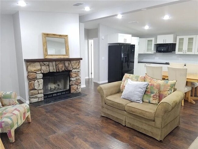 Building Photo - 990 E Bay St