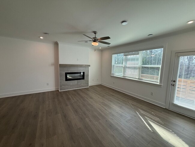 Building Photo - 3BR/3.5BA 3-Story Townhome w/ Quartz + W/D in Decatur