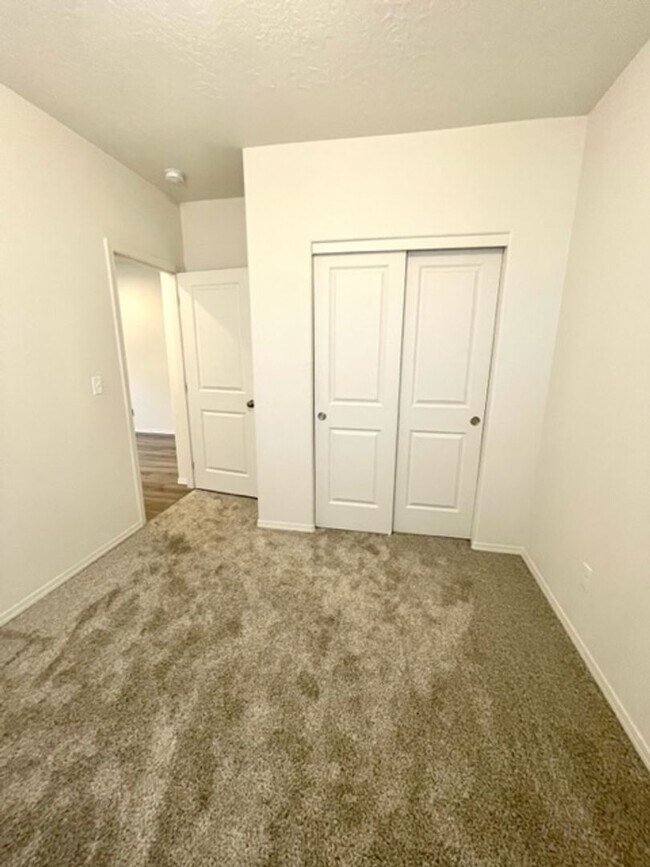 Building Photo - Beautiful like new 3 bedroom Hayden home i...