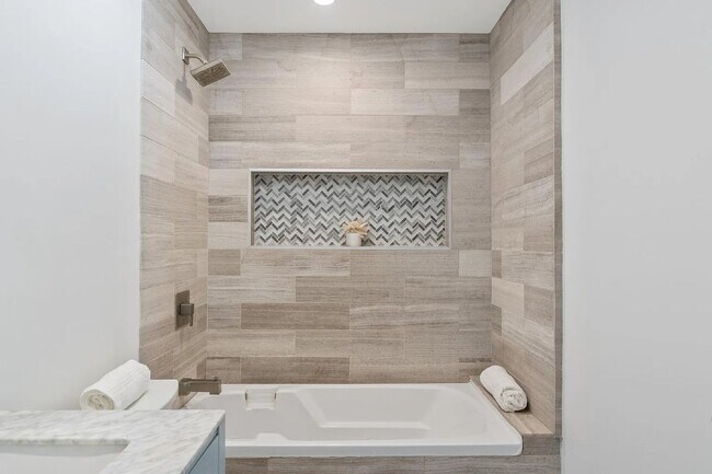 Building Photo - Modern and Spacious 4 Bed + 2.5 Bath Home