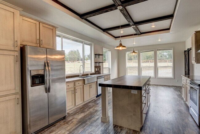 Building Photo - 3 Bed 2 Bath Pet Friendly Home