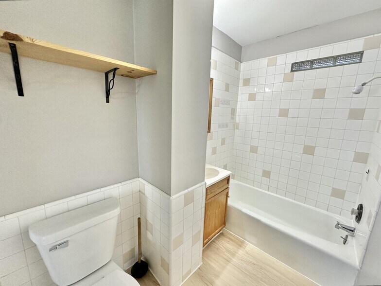 Building Photo - 1023 Hackett St