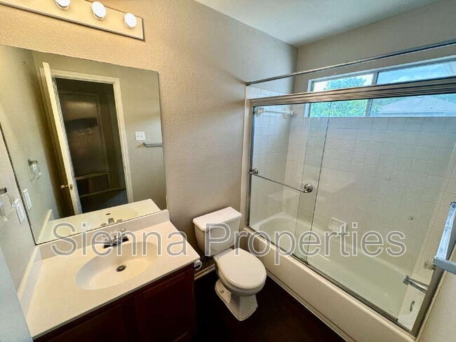 Building Photo - 295 Strawn