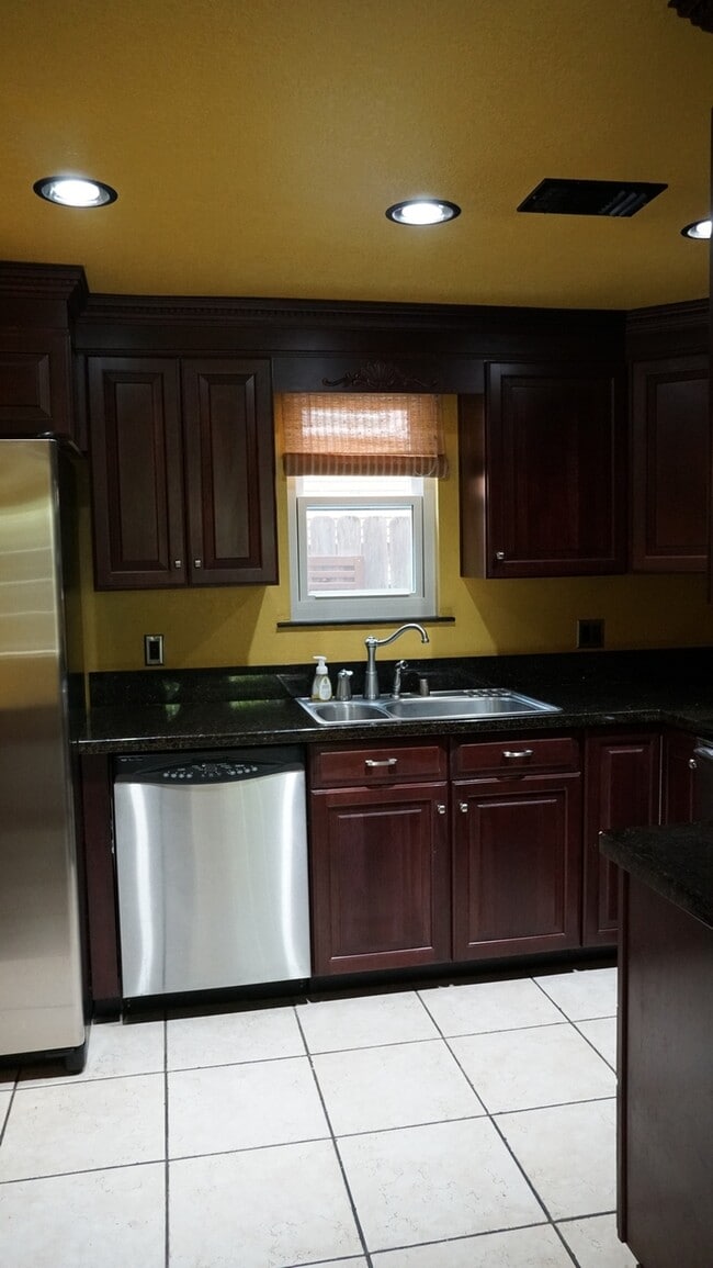 Building Photo - Charming 2 bed, 2.5 ba, 1250 sq. ft. duple...
