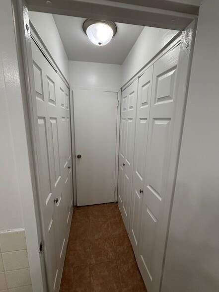 Building Photo - 5920 N Kenmore Ave