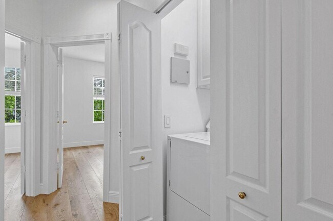 Building Photo - 354 Jacaranda Dr