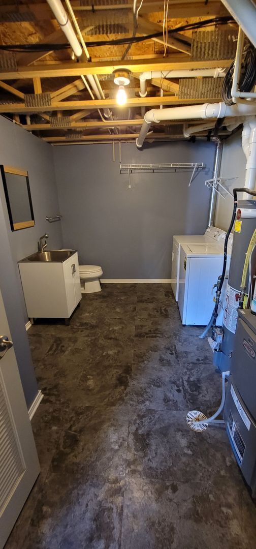 Building Photo - Location, Charm and Comfort!