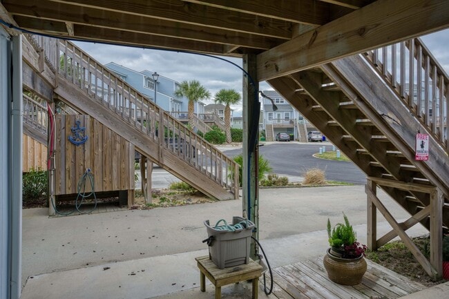 Building Photo - FURNISHED OFF-SEASON MONTHLY RENTAL-STARTI...