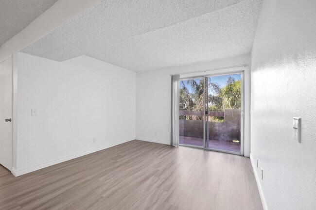 Building Photo - Updated 2BD/2BA Apartment IN SYLMAR