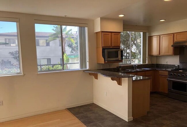 Building Photo - Rare opportunity to rent 2-bedroom/3-bath ...