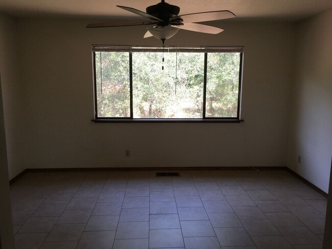 Building Photo - West Redding Home