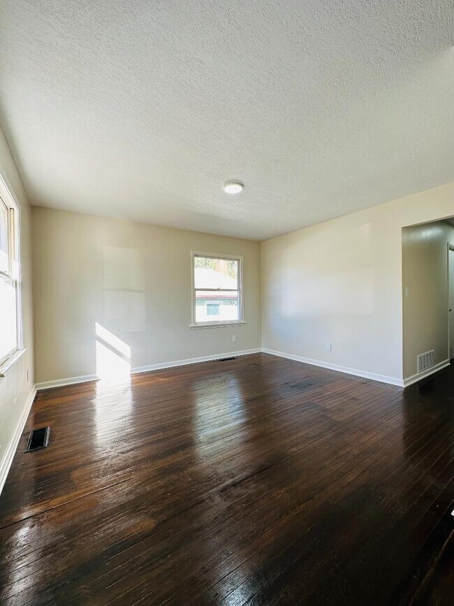 Building Photo - 4551 Lister Ave