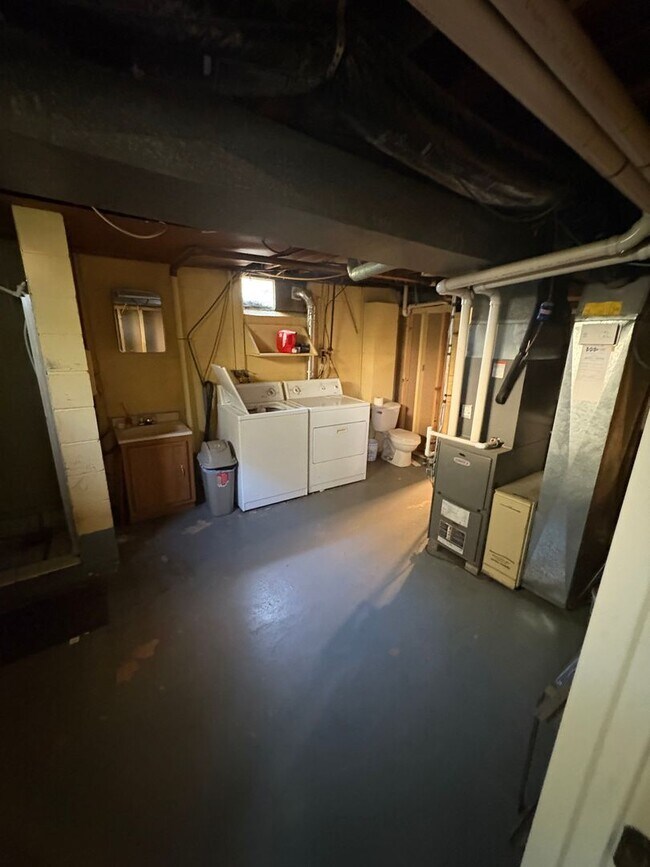 Building Photo - 3 bedroom 1 bathroom house for rent