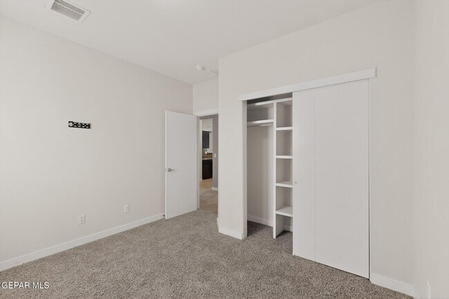 Building Photo - 320 S Manzanita Dr