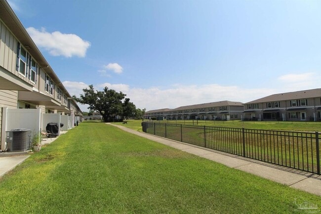 Building Photo - 310 S F St