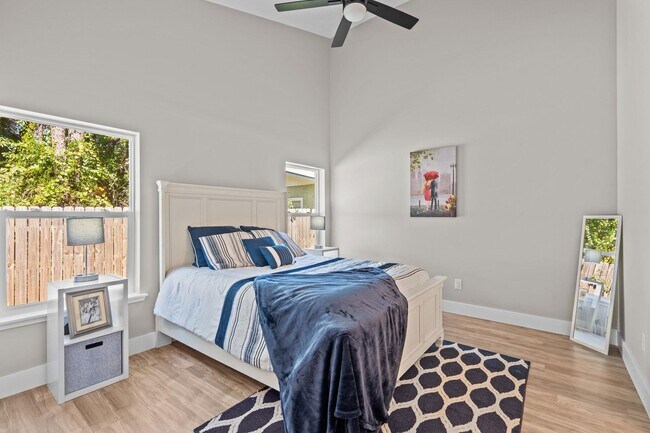 Building Photo - 816 W 9th St