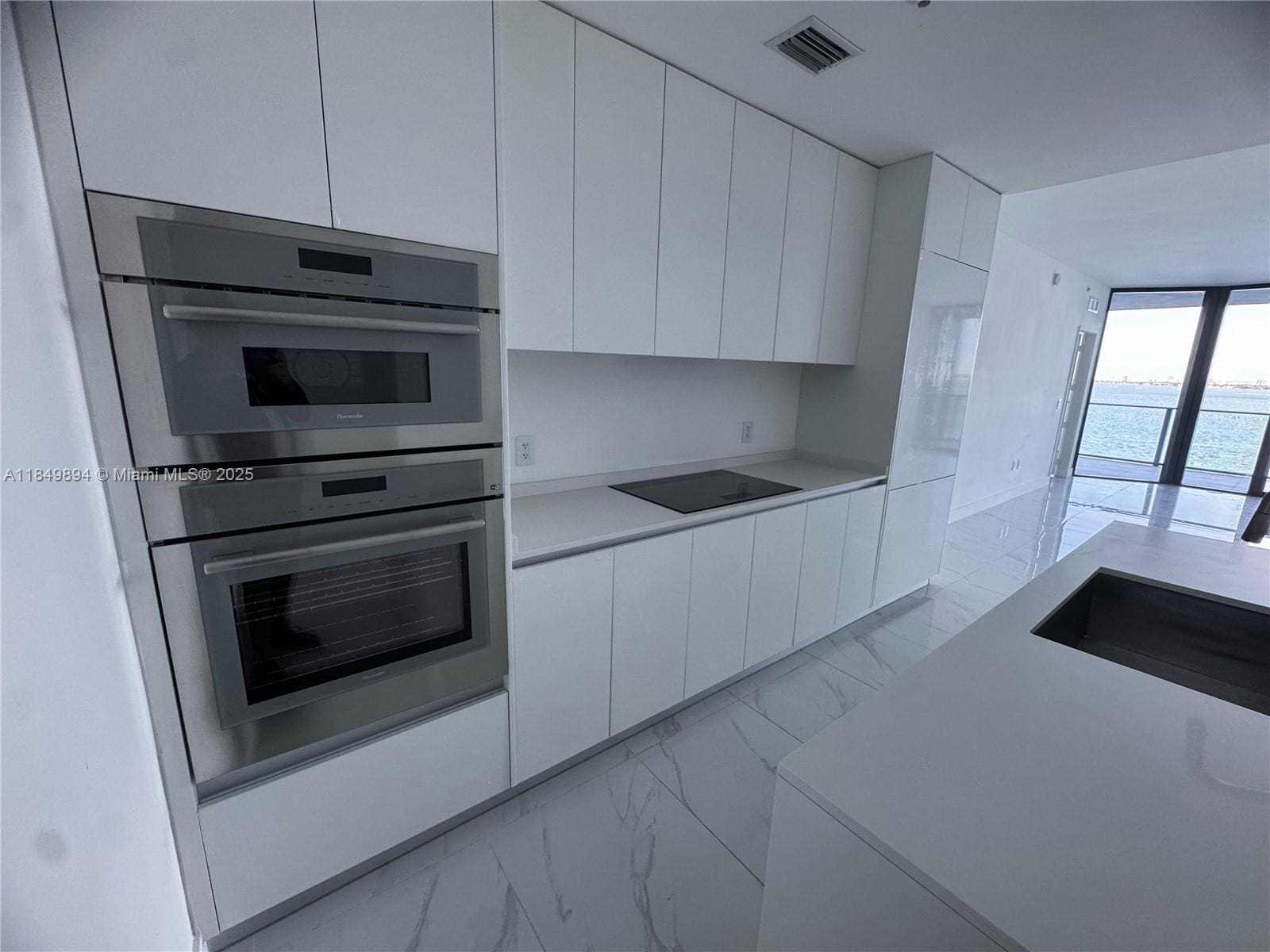 Building Photo - 700 NE 24th St