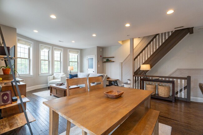 Building Photo - Amazing Property with Great Location