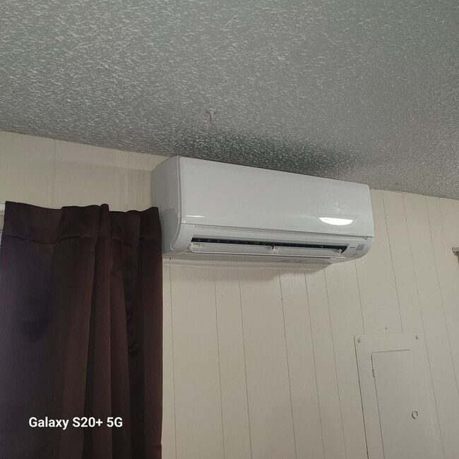 Building Photo - 2bd 1ba Home Washer and Dryer Hook Up