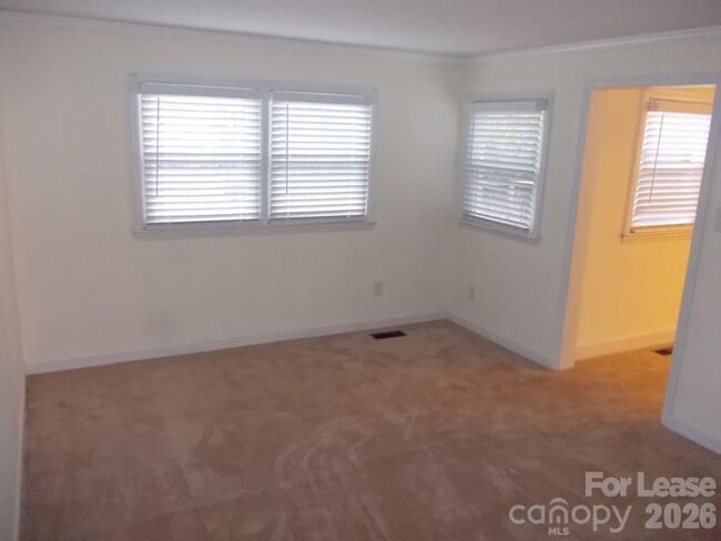 Building Photo - 2746 Dogwood Ave