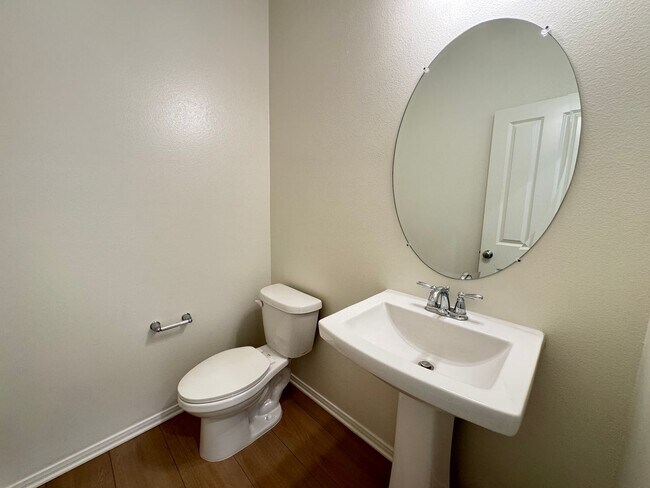 Building Photo - Beautiful 5Bd/3.5Ba Home in Cul-de-Sac in Riverside w/new Turf Back Yard and New Carpet!