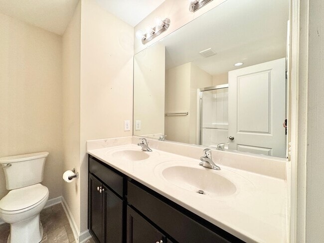 Building Photo - 3 Bedroom End Unit in Robyn's Glen !