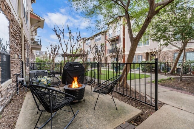 Building Photo - 1045 W 22nd St