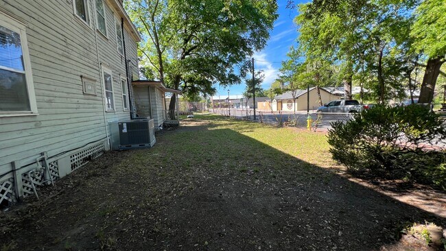 Building Photo - Renovated larg single family home! 2,200+ sf