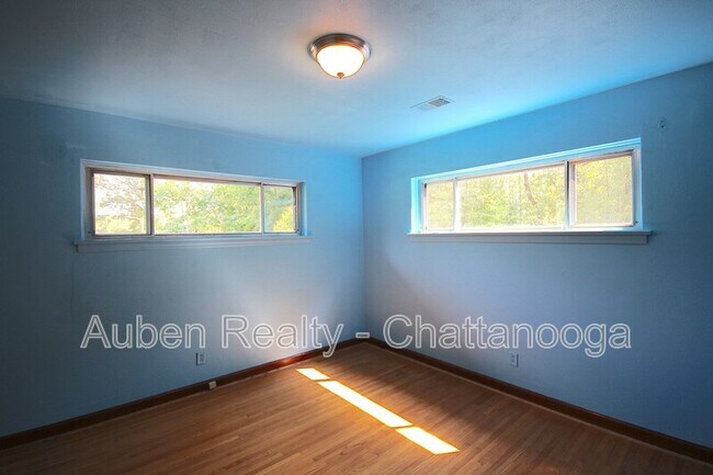 Building Photo - 1501 Akins Dr