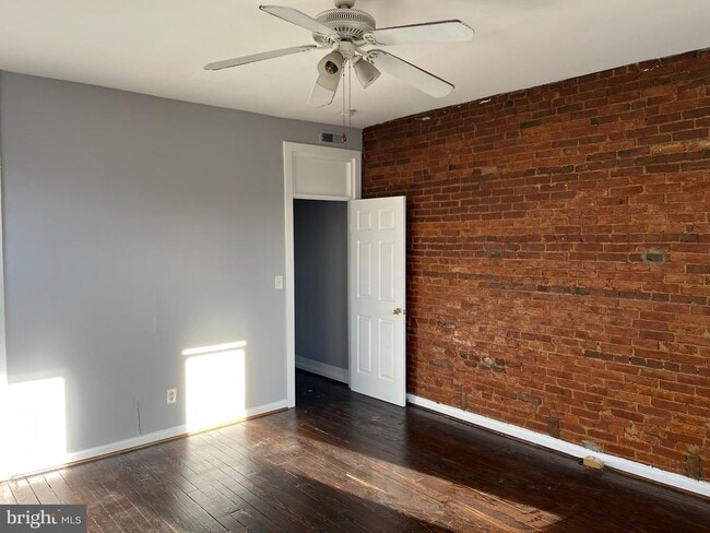 Building Photo - 1001 Light St