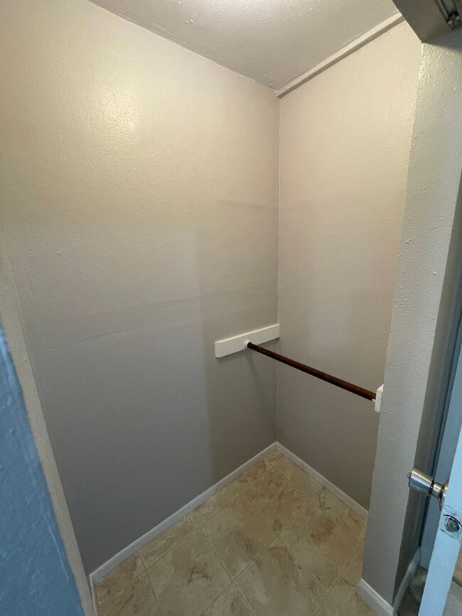 Building Photo - Hard to find 3 bedroom 2, bathroom.