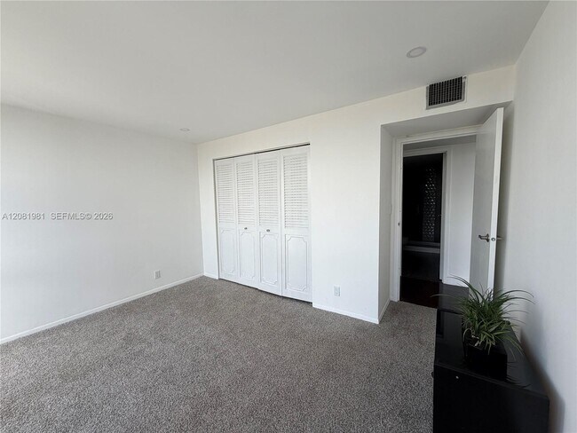 Building Photo - 1000 Parkview Dr