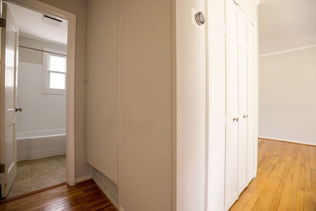 Building Photo - Charming 2BR Condo in Greensboro