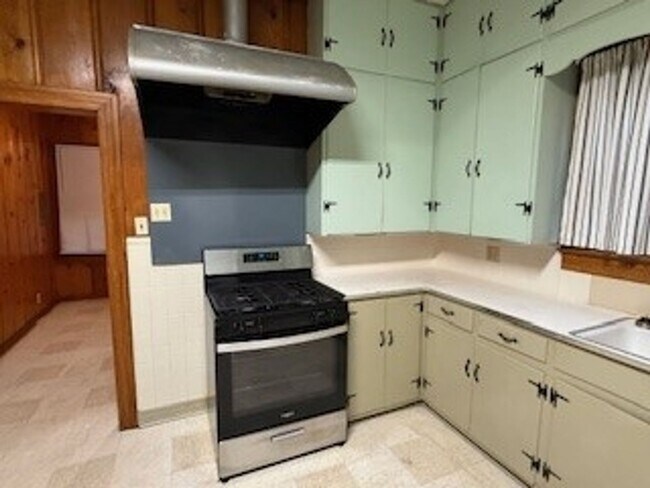 Building Photo - 704 E Thomas St