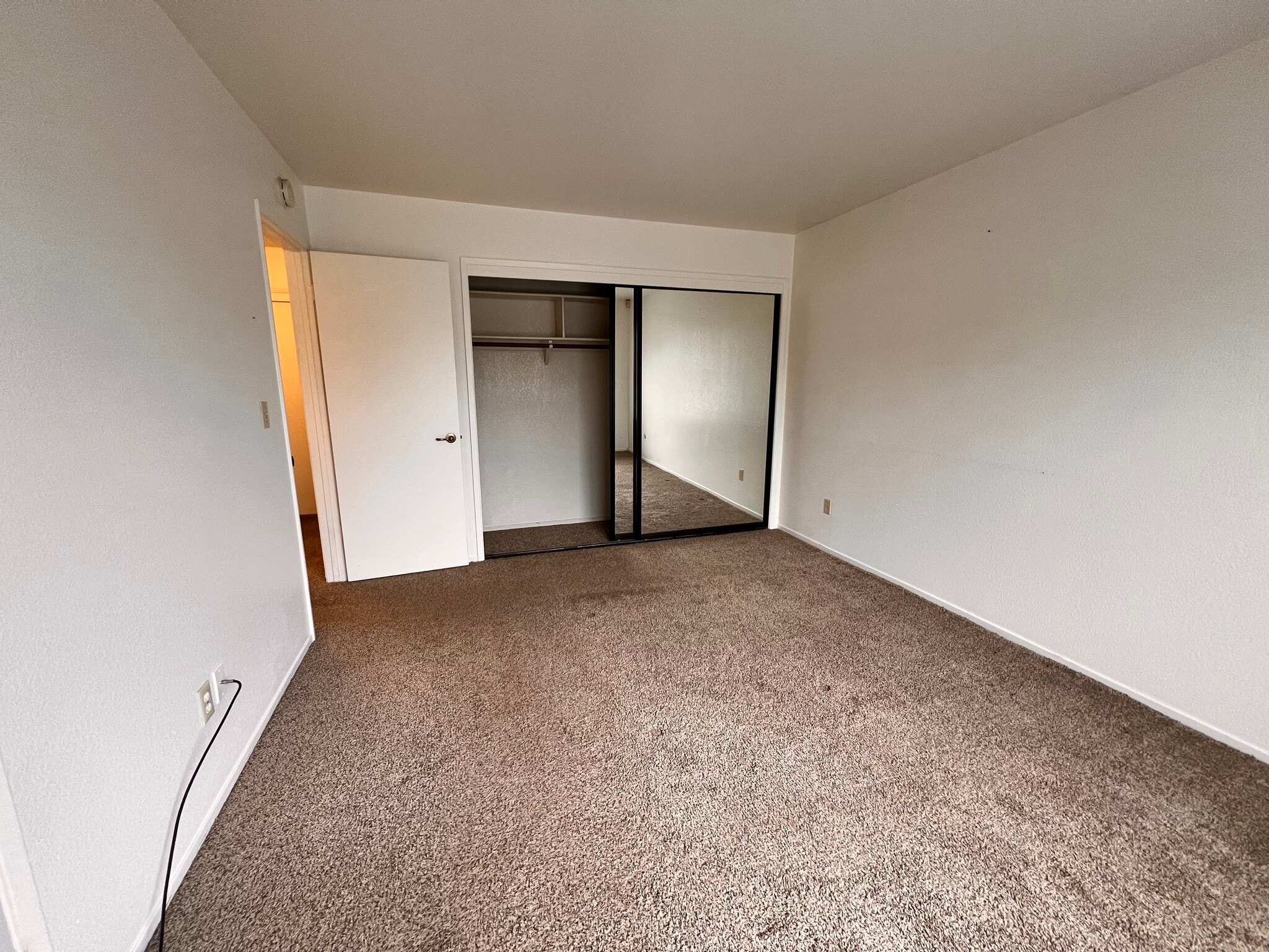 Primary bedroom with mirrored closets - 9012 Cornwall Dr