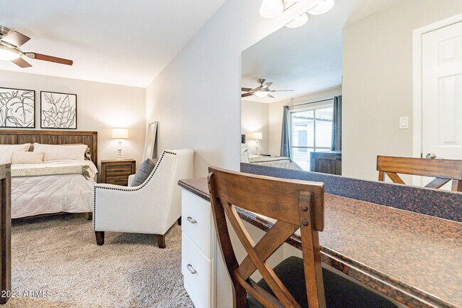 Building Photo - 4016 S Holbrook Ln