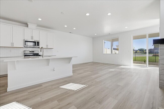 Building Photo - Brand new 3 bed 2.5 bath townhouse