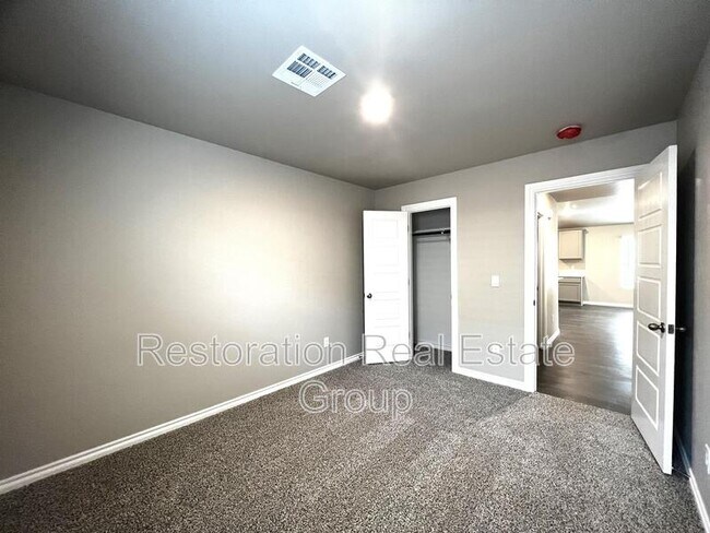 Building Photo - 2717 Dennis Dr