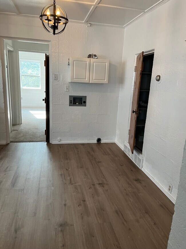 Building Photo - 214 Bird Ct