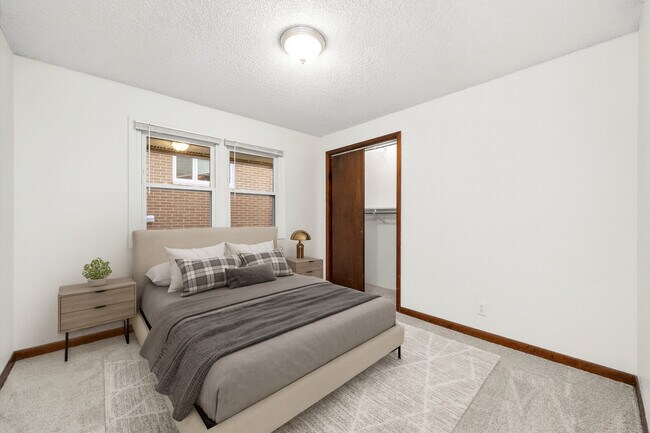 Building Photo - 609 E 3rd St