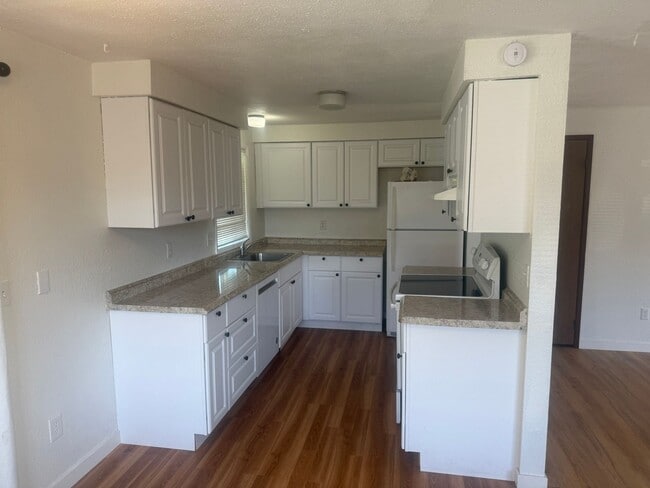 Building Photo - Burlingojn two bedroom with garage