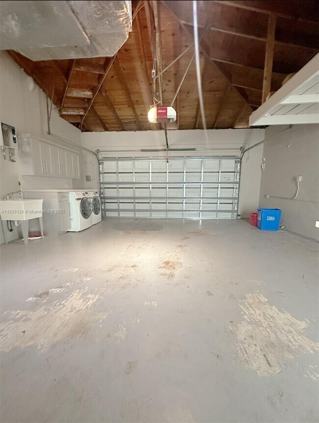 Building Photo - 800 Valencia Ave