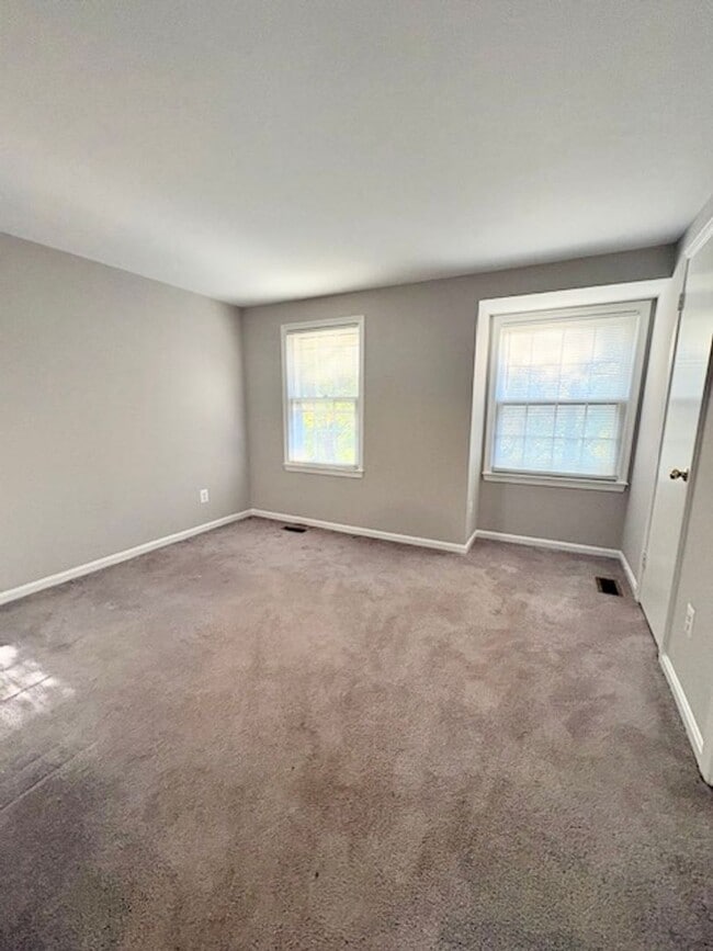 Building Photo - Beautiful end-unit townhome. Walkout basement. Quiet community