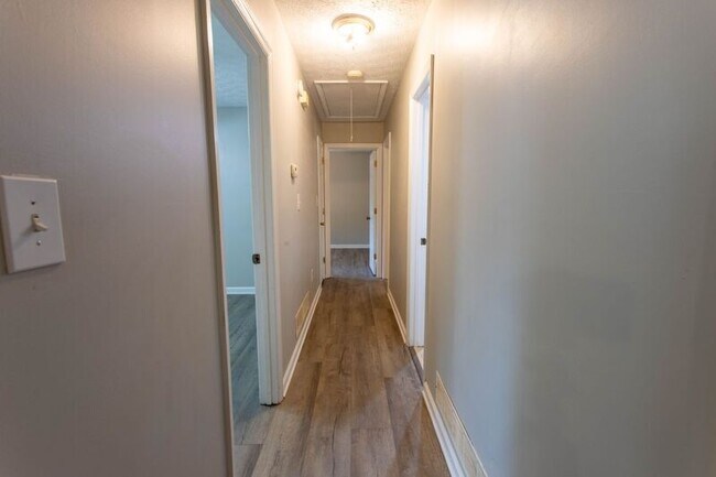 Building Photo - 321 Oak Meadows Dr