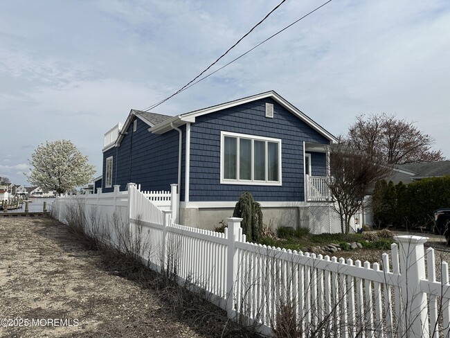 Building Photo - 988 Capstan Dr