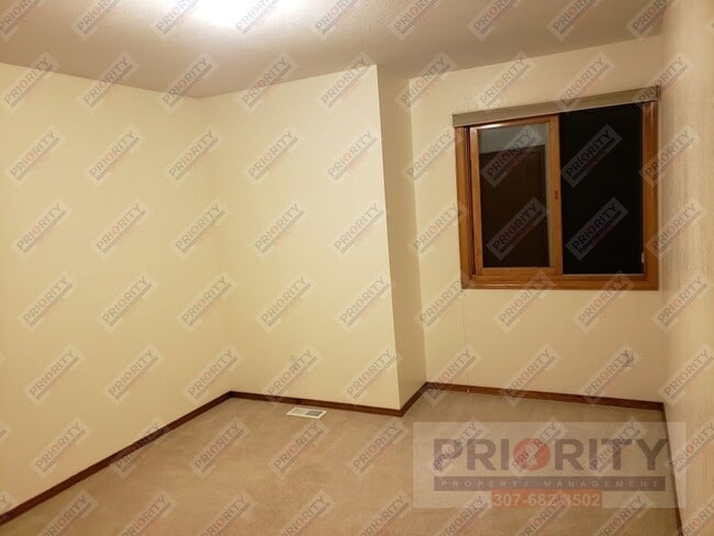 Building Photo - 3 bedroom, 2.5 bath Single-Family Home