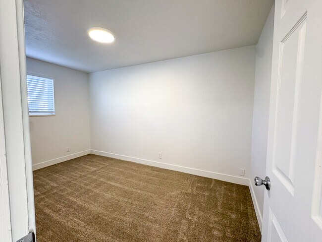 Building Photo - 1340 E Navajo Dr