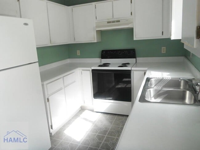 Building Photo - 1100-8A Pineland Ave